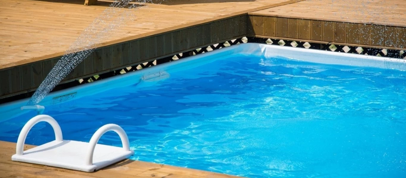 Θάλασσα ή πισίνα; Τι θα μας προστατεύσει καλύτερα από τυχόν λοιμώξεις